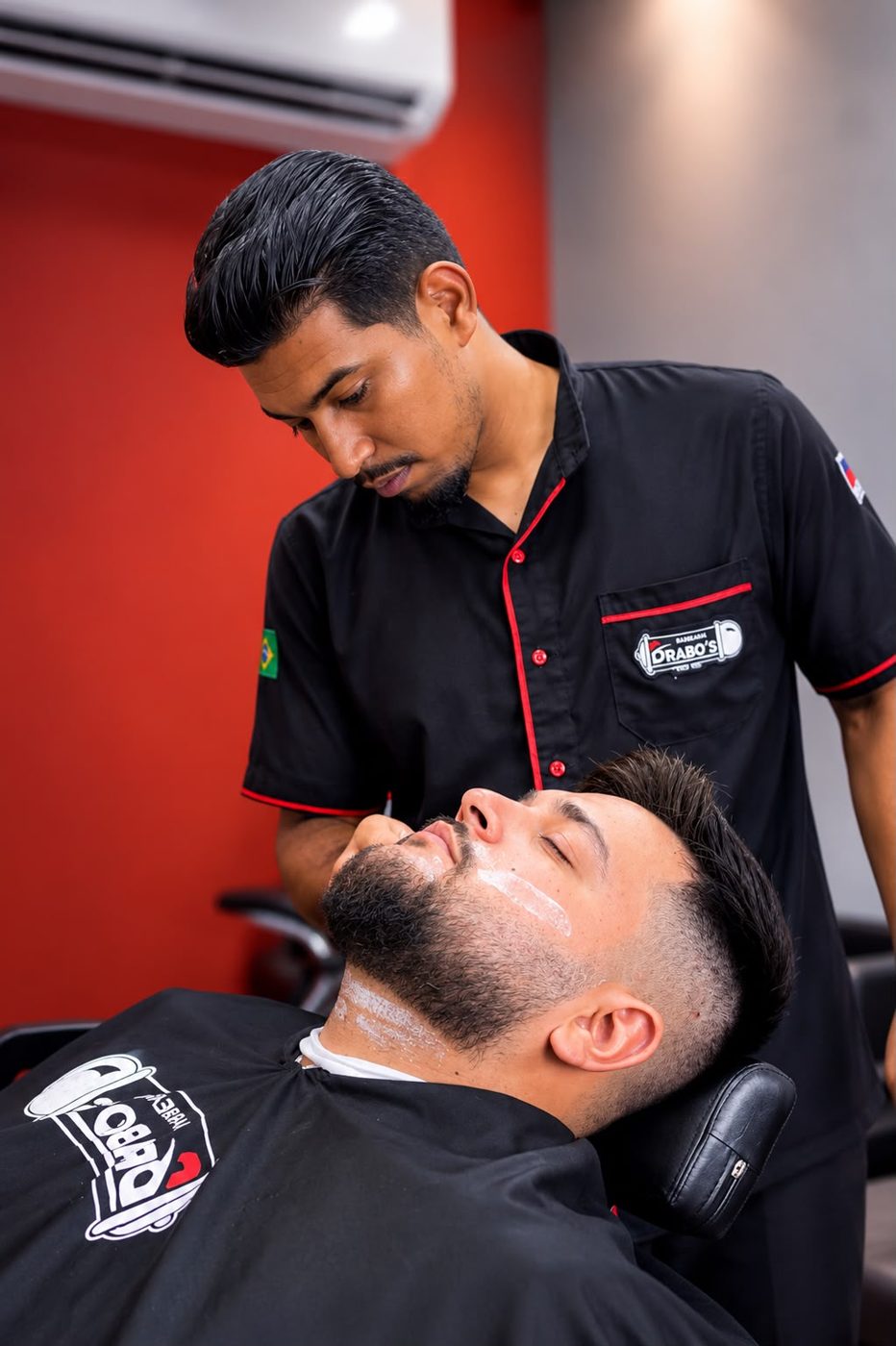 Barbeiro da Brabo's fazendo barba na navalha